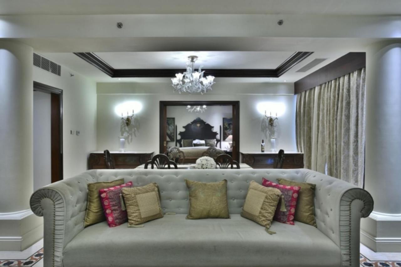 Hotel Taj Krishna Hyderabad Exterior foto A bedroom at the Taj Mahal Palace