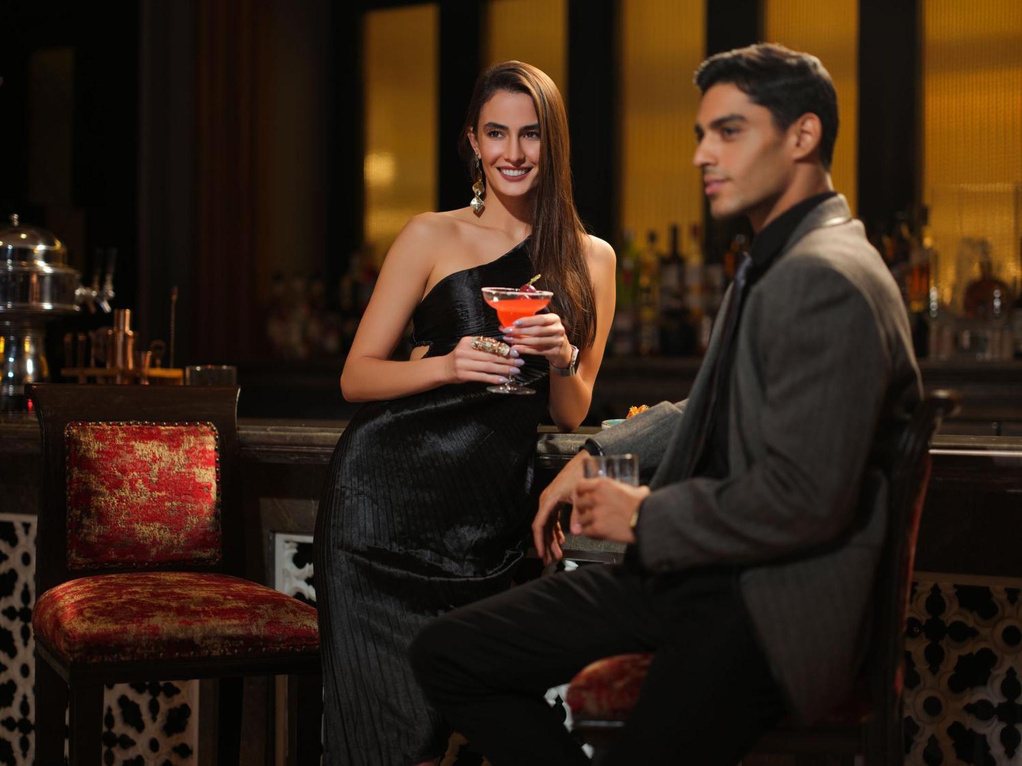 Hotel Taj Krishna Hyderabad Exterior foto A couple at a bar