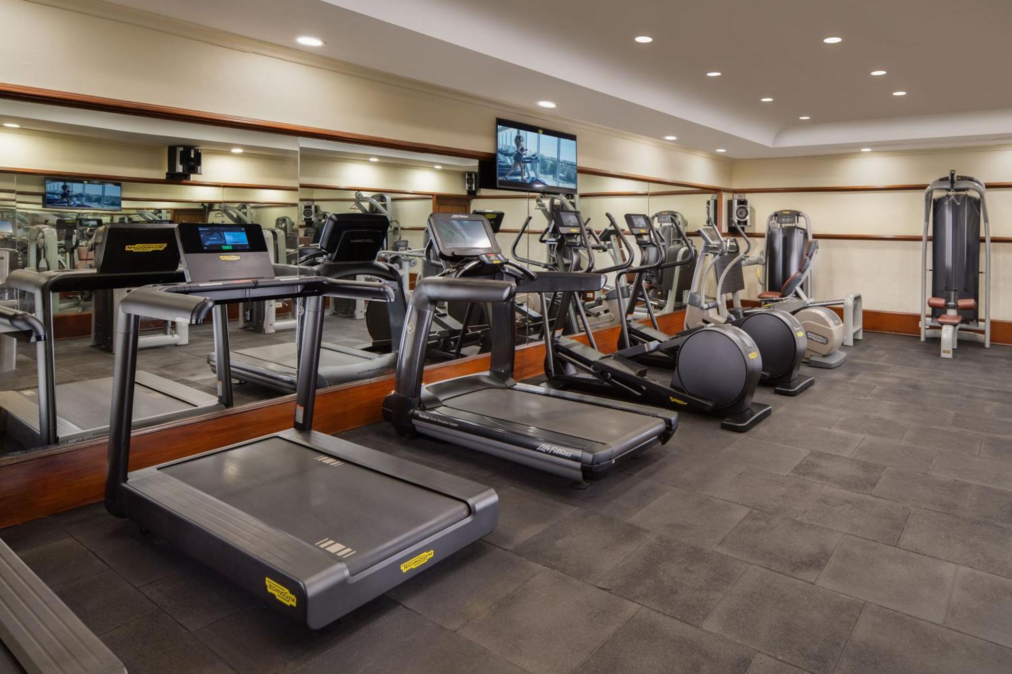 Hotel Taj Krishna Hyderabad Exterior foto The gym at the hotel